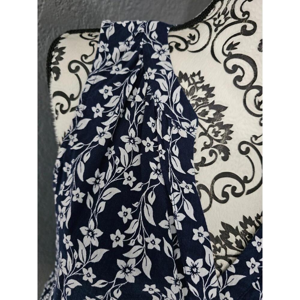 Women's St. John's Bay Sleeveless Blouse Floral Blue & White Size Medium V Neck - Picture 7 of 12